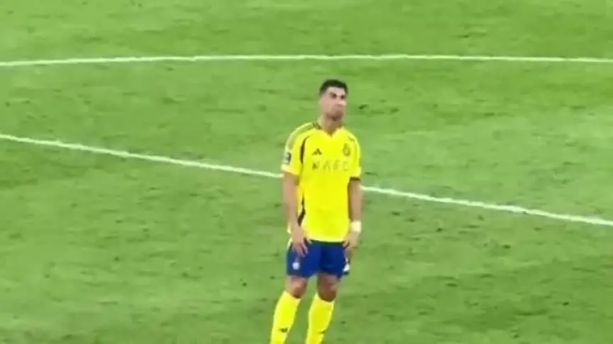 رونالدو يكلم نفسه بعد خسارة النصر أمام كواساكي