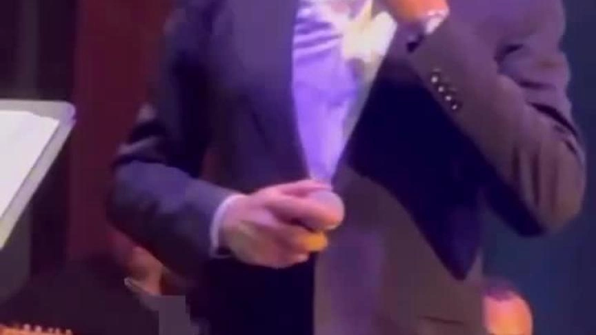 محمد خيري يبكي الرحباني على المسرح