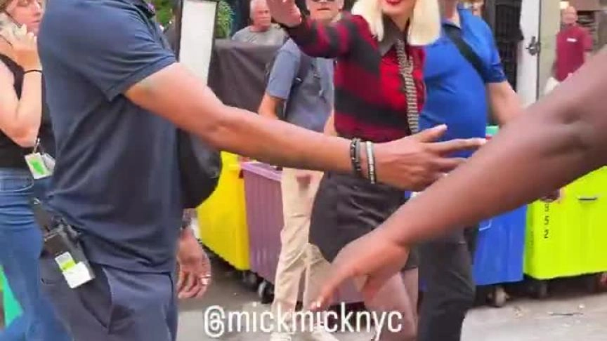 إميلي بلانت بشعر بلاتيني أشقر في كواليس تصوير 