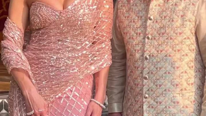 ⁨جينيفر لوبيز تخطف الأنظار بإطلالة ساري وردية في زفاف نيترا مانتينا Netra Mantena