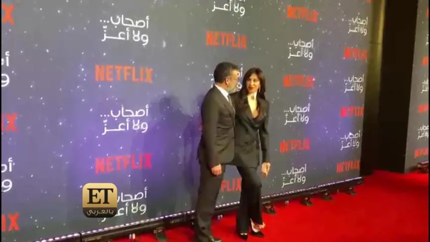 تخلع حذاءها على السجادة الحمراء
