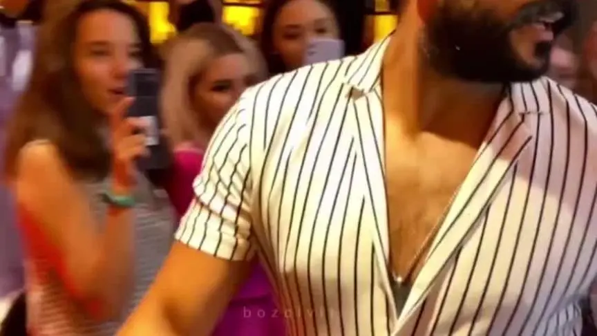 استقبال حار وترحيب شديد.. بوراك أوزجيفيت يتسبب في تدافع المعجبين خلال زيارته لـ موسكو