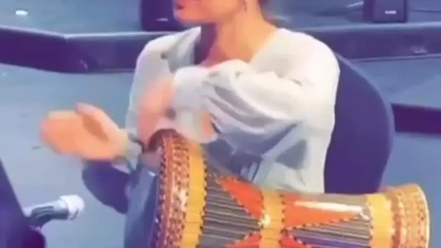 اصالة تعزف على الطبلة في بروفا حفلها