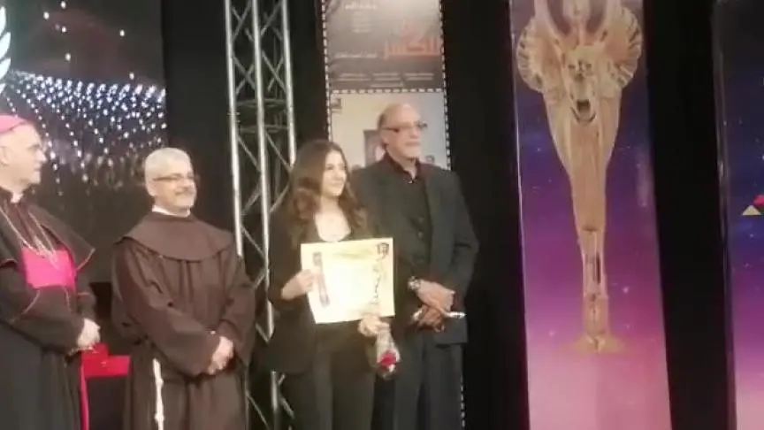 دنيا سمير غانم خلال تسلمها جائزة تكريم والديها دلال عبد العزيز وسمير غانم