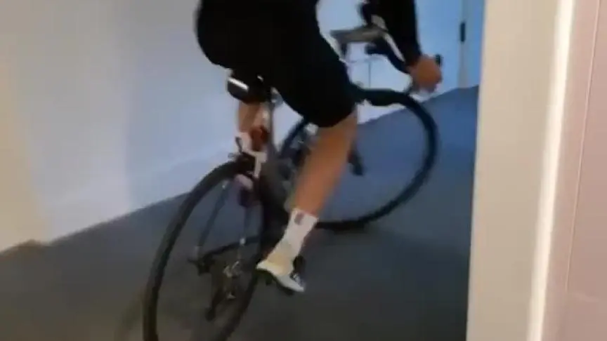 أورلاندو خلال ركوبه الدراجةالهوائية بالمنزل