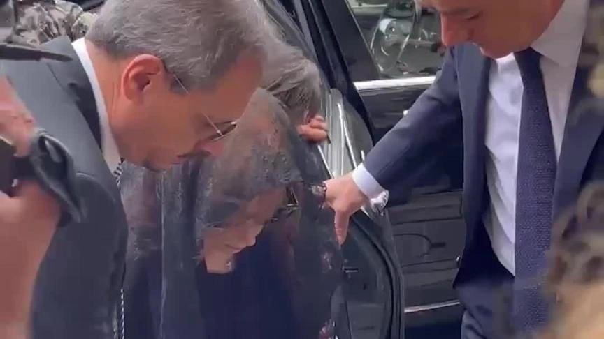 فيروز تتقبّل العزاء بابنها زياد الرحباني لليوم الثاني