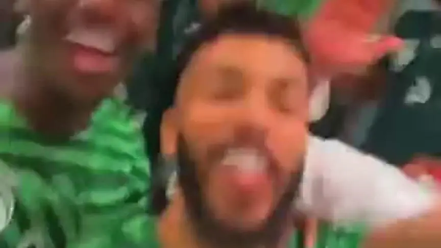 احتفال لاعبي المنتخب السعودي مع وزير الرياضة بعد انتصارهم على الأرجنتين