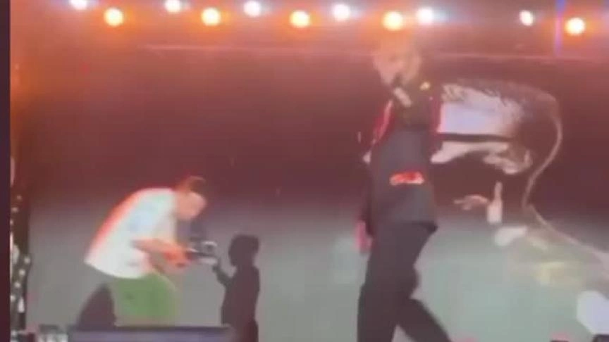 محمد رمضان يتحدث عن كلمات أغانيه مع جمهوره