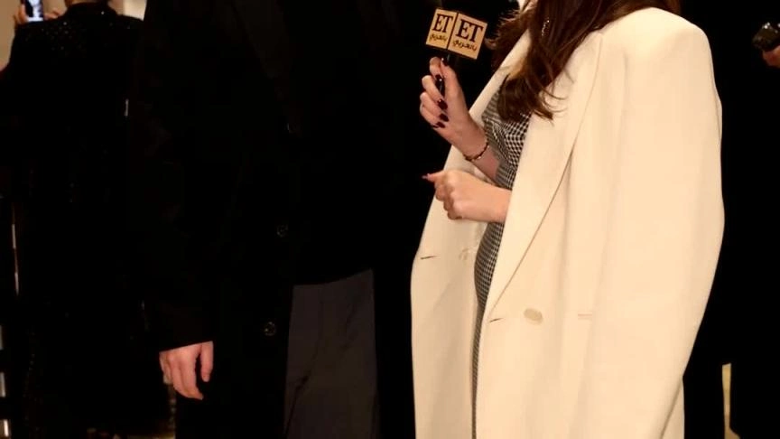 ابنة مونيكا بيلوتشي تسرق الأنظار في عرض ايلي صعب 