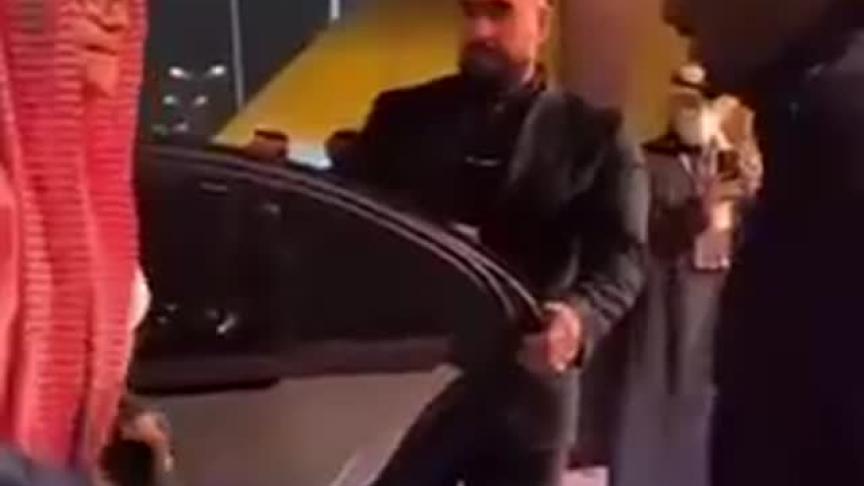 فيديو رابح صقر الذي ظهر وكأنه يتجاهل رد السلام على احد الأشخاص