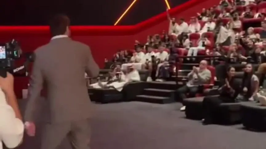 خفة دم Gerard Butler عنوان العرض الأول
