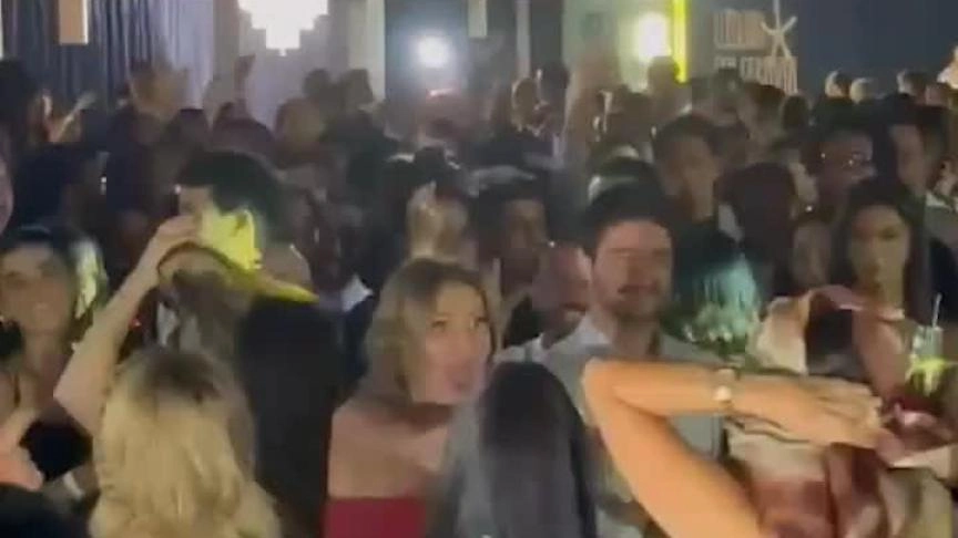 على أغنية أخاصمك آه.. هدى المفتي تراقص نور علي و ترقص مع يسرا - بمهرجان الجونة