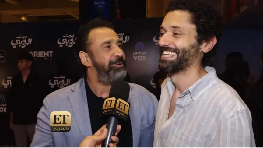 مود عبد العزيز يفاجئه كريم عبد العزيز أمام كاميرا ET بالعربي
