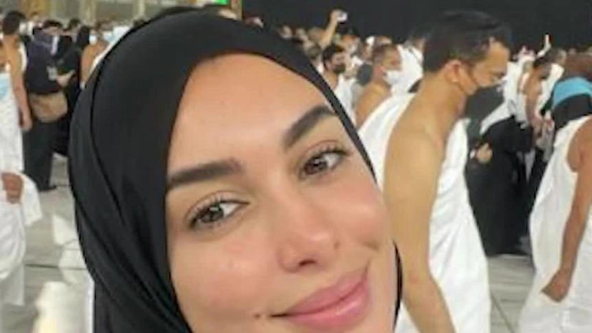 ياسمين صبري تؤدي العمرة أثناء تواجدها في جدة لحضور مهرجان البحر الأحمر