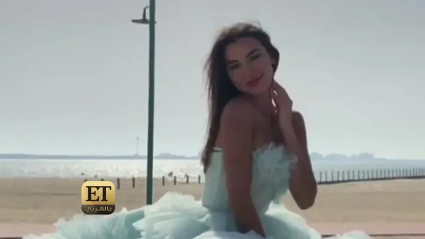 دموع  زينه زكي على فستان زفاف ابنتها رانيا 