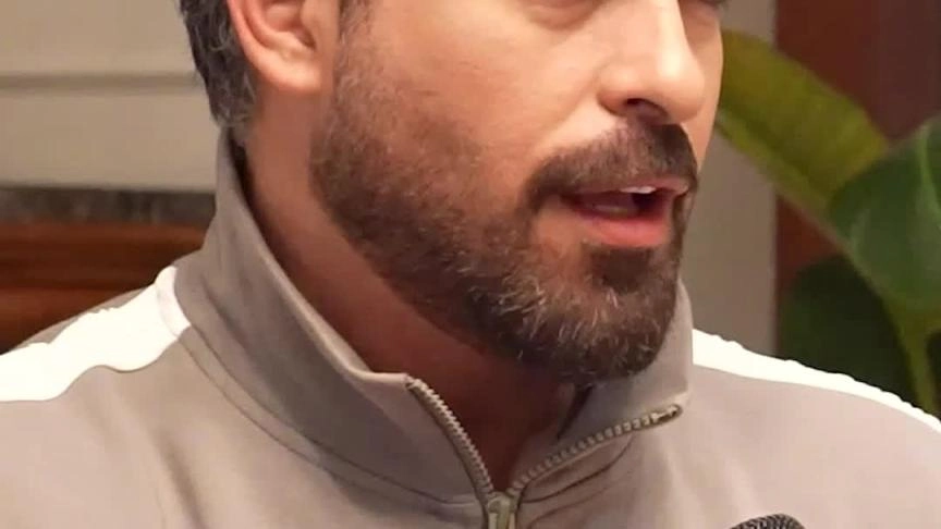 هل تأثر محمود نصر في أداء engin akyurek؟