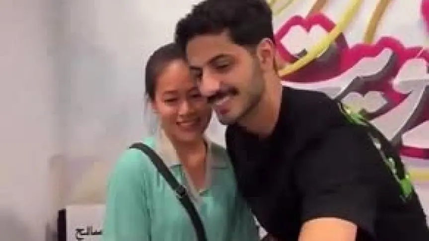 عفوية جمال الصالح مع إحدى معجباته
