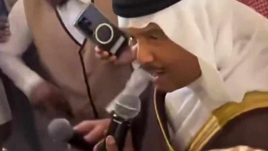 محمد عبده يرقص بالسيف والعصا فرحًا بعقد قران ابنه بدر