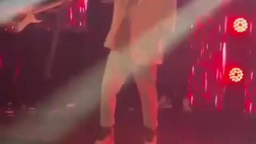 وفاة مغني على المسرح 
