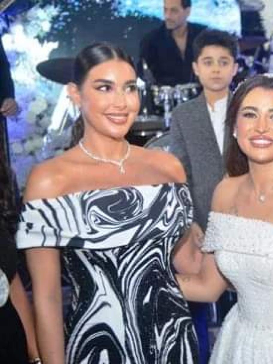 ياسمين صبري مع العروسين - صورة متداولة 