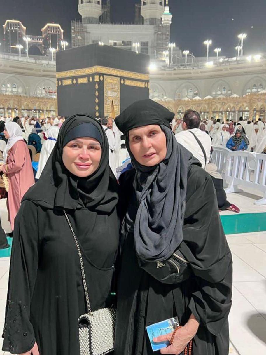 الهام شاهين ويسرا أثناء أداء العمرة