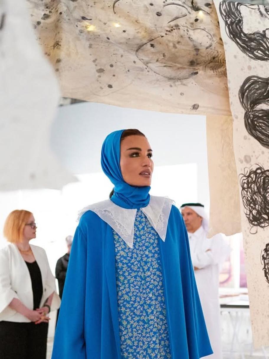 الشيخة موزا تتألق بعباية زرقاء وفستان مزهر