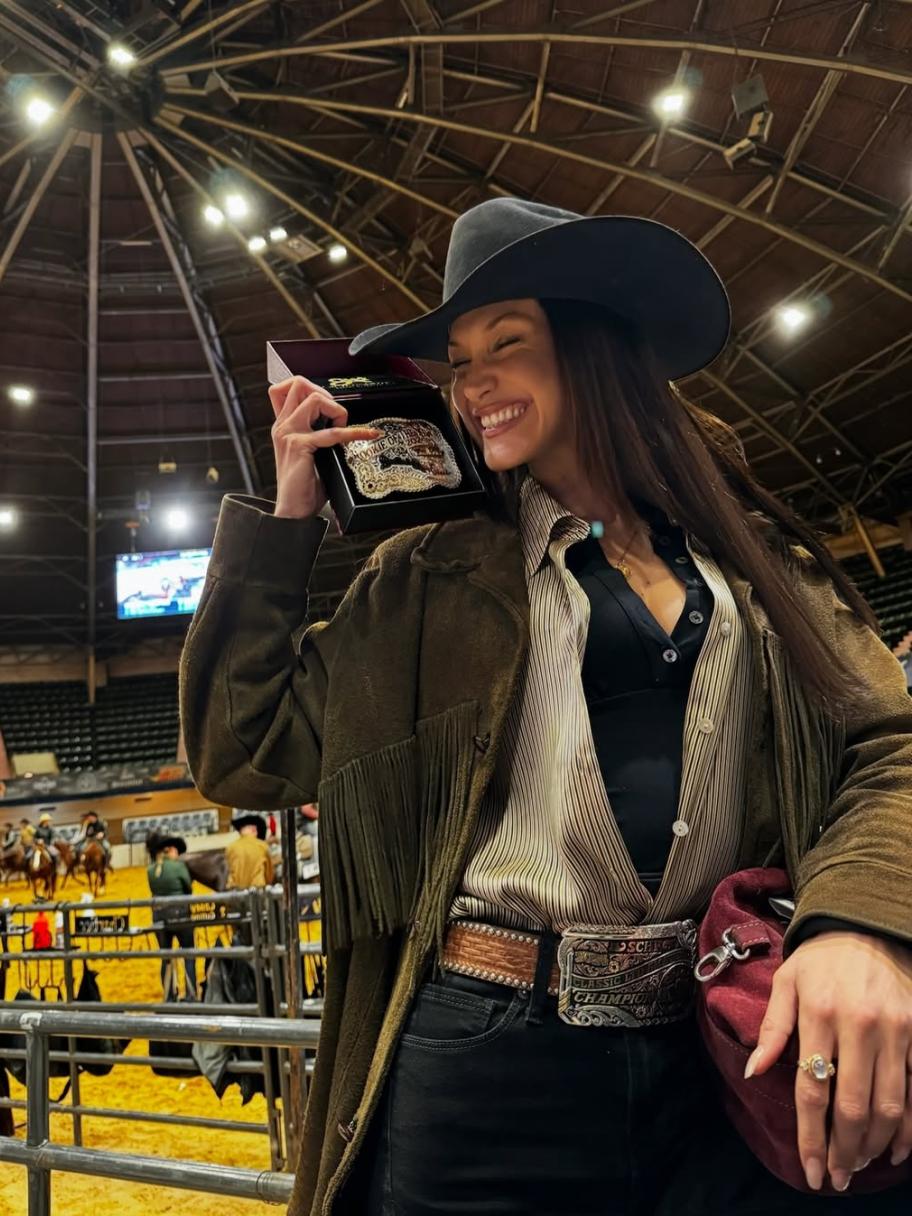 علاقة وطيدة تجمع بيلا حديد مع قبعة الـ Cowboy.. ما السر؟ 