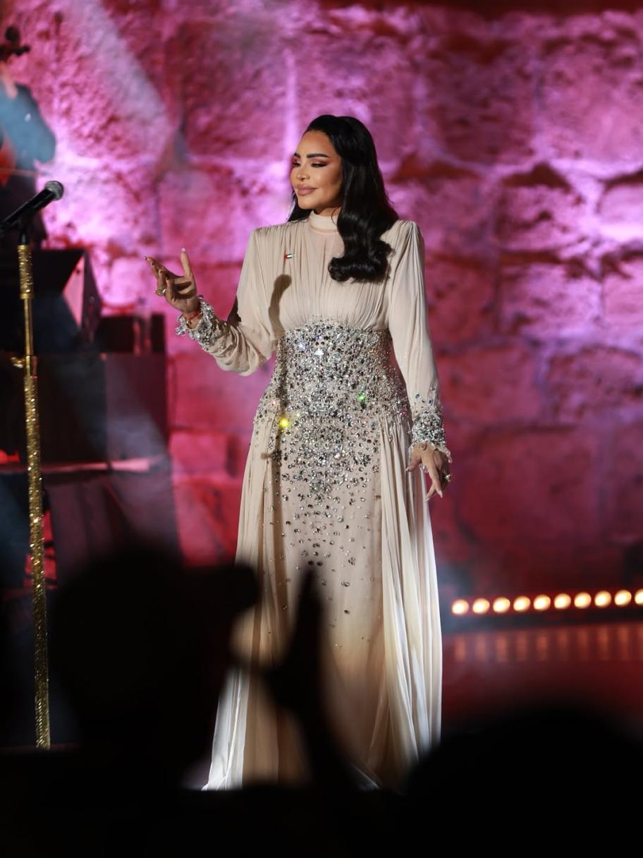 أحلام بفستان زهير مراد مرصع بالكريستال في قرطاج 