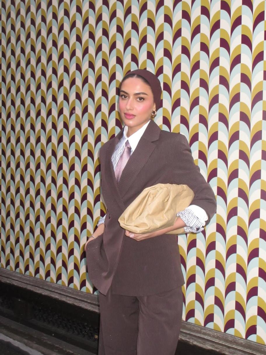يارا النملة ببدلة باللون البني مع ربطة عنق باستيلية 