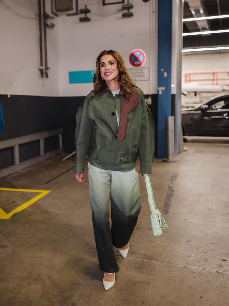 تفاصيل إطلالة الملكة رانيا العصرية في قمة One Young World - الصورة من تفاصيل إطلالة الملكة رانيا العصرية ©️ Royal Hashemite Court