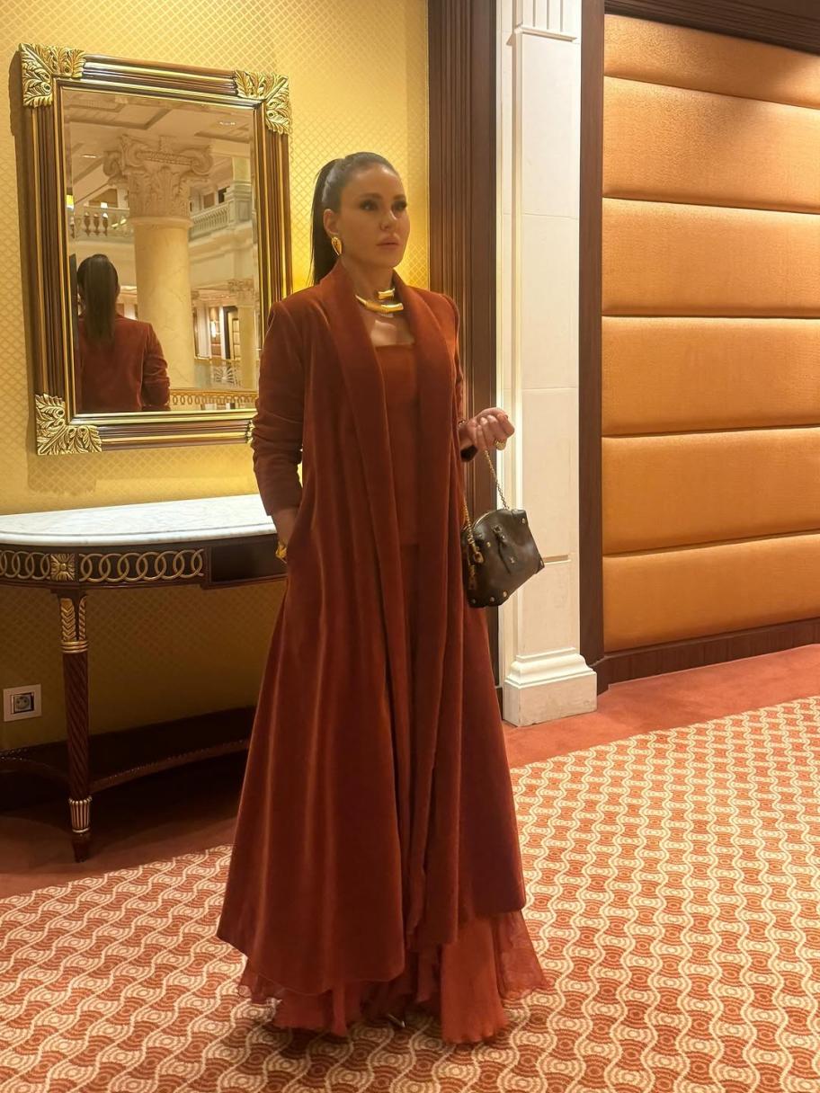 ديمة قندلفت باطلالة بلون خريفي من توقيع كارولين لانغ