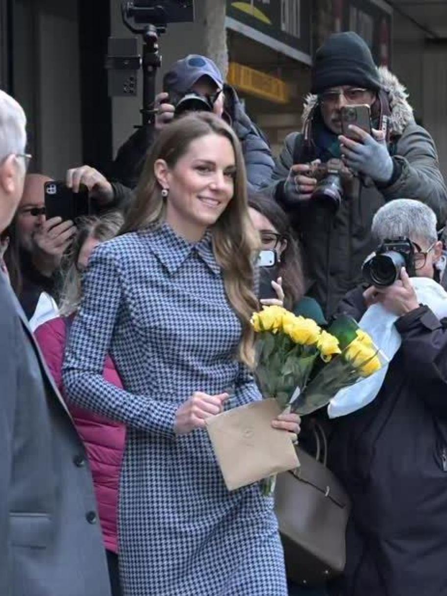 كيت ميدلتون تتألق بفستان Houndstooth  وحقيبة موكا سويدية 