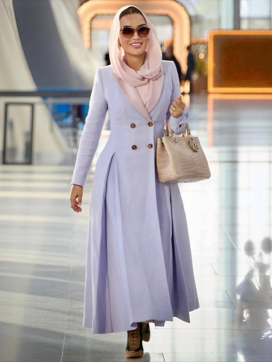 الشيخة موزا باطلالة بألوان باستيلية وحقيبة من ديور