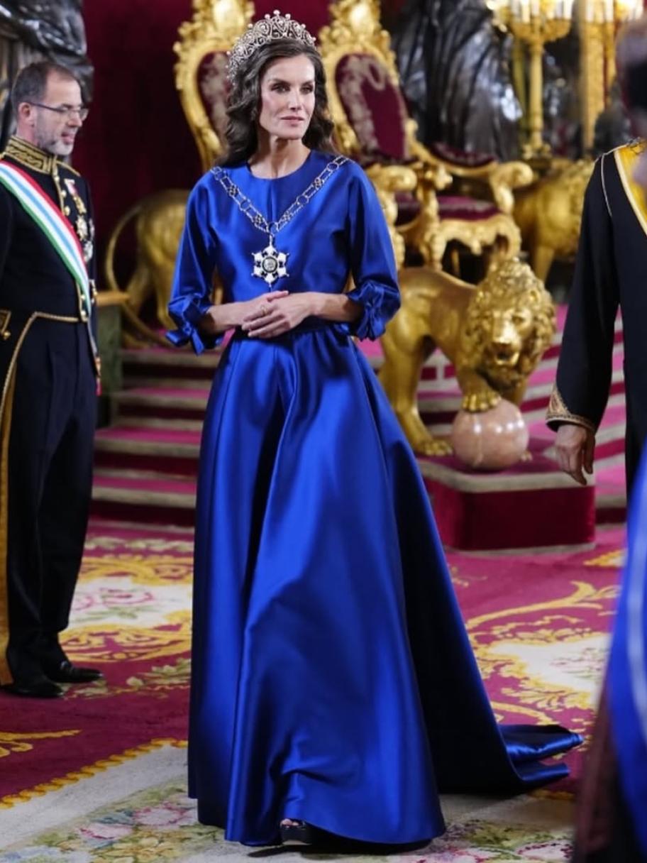 إطلالة الملكة ليتيزيا بفستان من الساتان الأزرق وتاج كارتييه