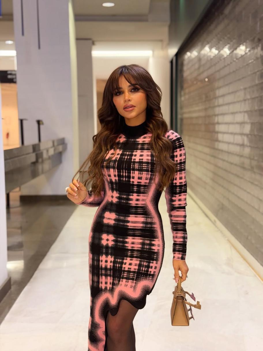 نهى نبيل بفستان بنقشة Plaid وحقيبة Hermès