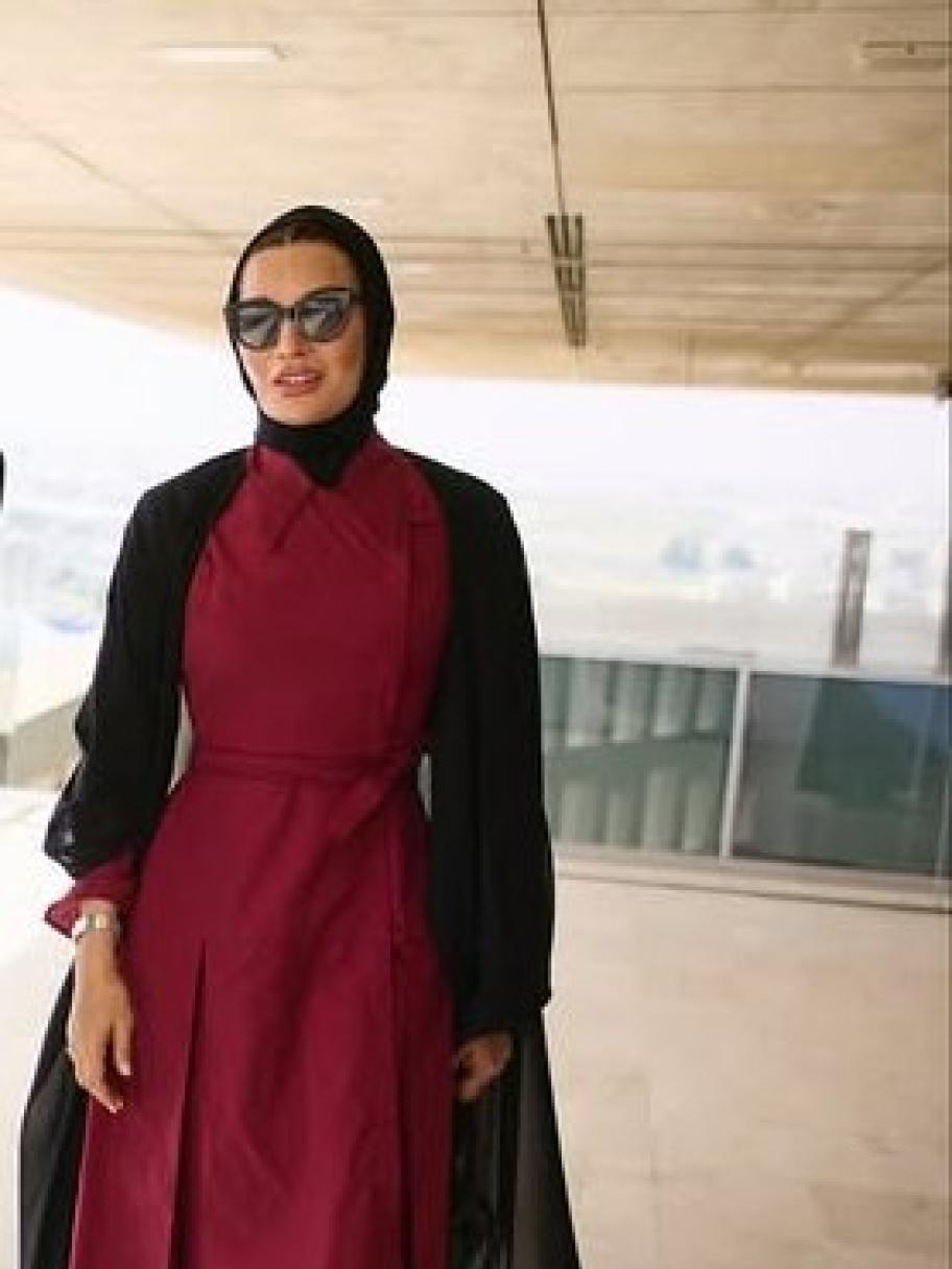 الشيخة موزا بفستان مخصص من Juan Vidal  وحقيبة Roger Vivier