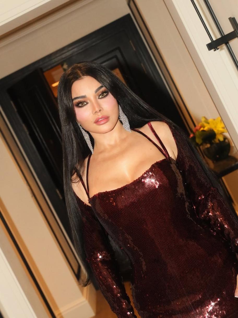 هيفاء وهبي بفستان من الترتر البورغندي من رامي سلمون في عمّان - الصورة من انستغرام هيفاء وهبي بعدسة ربيع حسام السروان