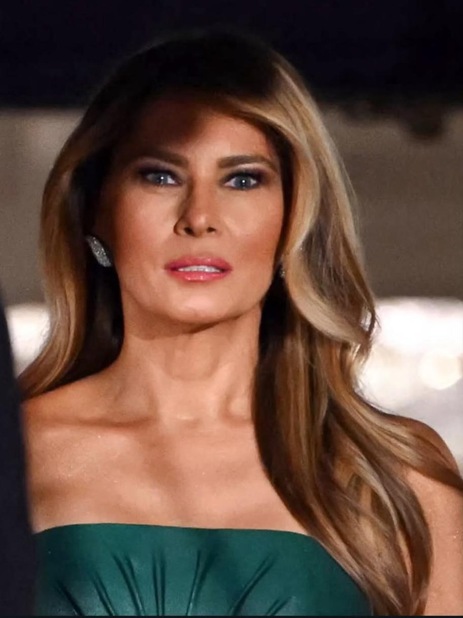 ميلانيا ترامب تتألق بفستان زمردي من ايلي صعب في البيت الأبيض