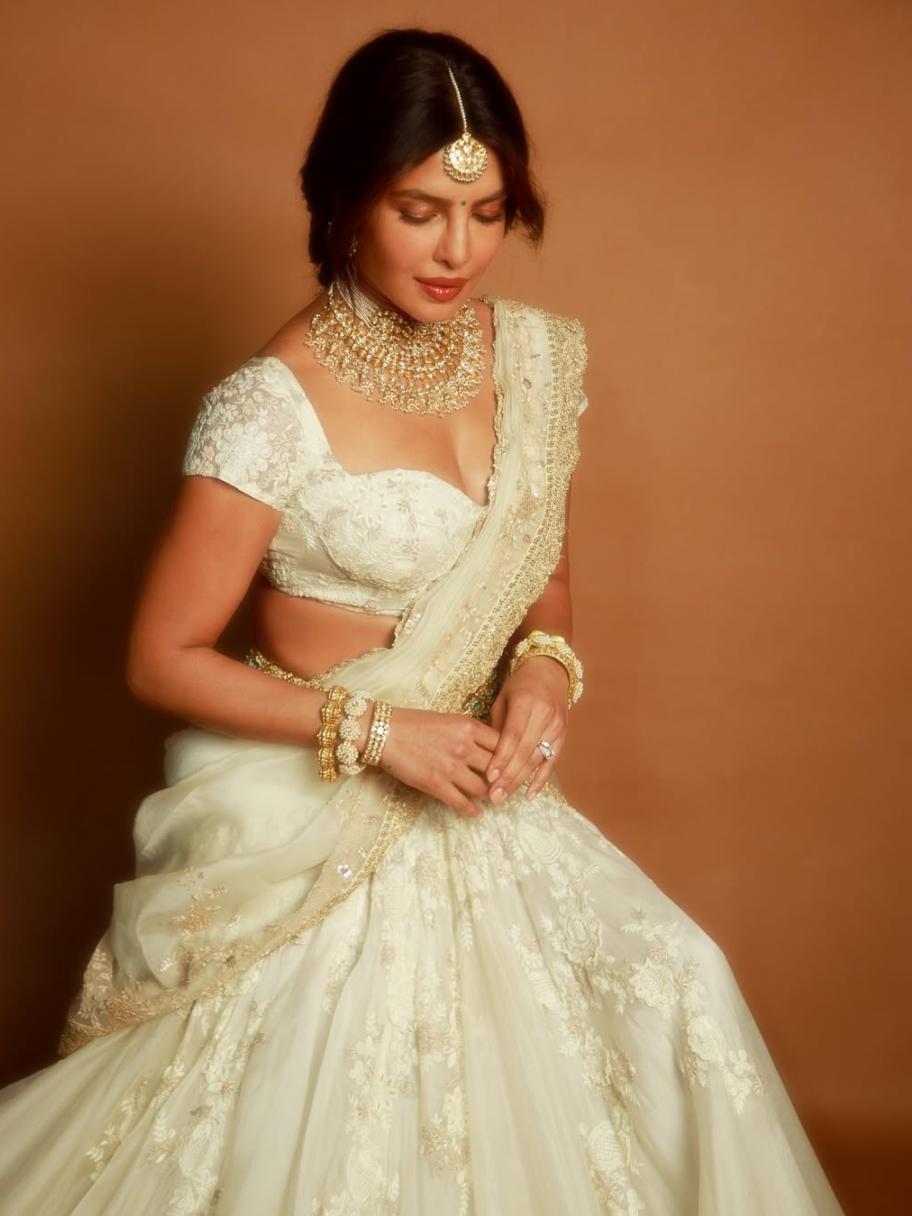 بريانكا شوبرا بساري مخصص لها من Anamika Khanna في GlobeTrotter