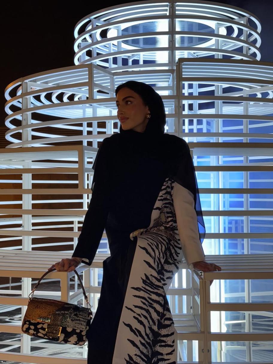 يارا النملة بعباية وحقيبة بطابع فني من فندي 