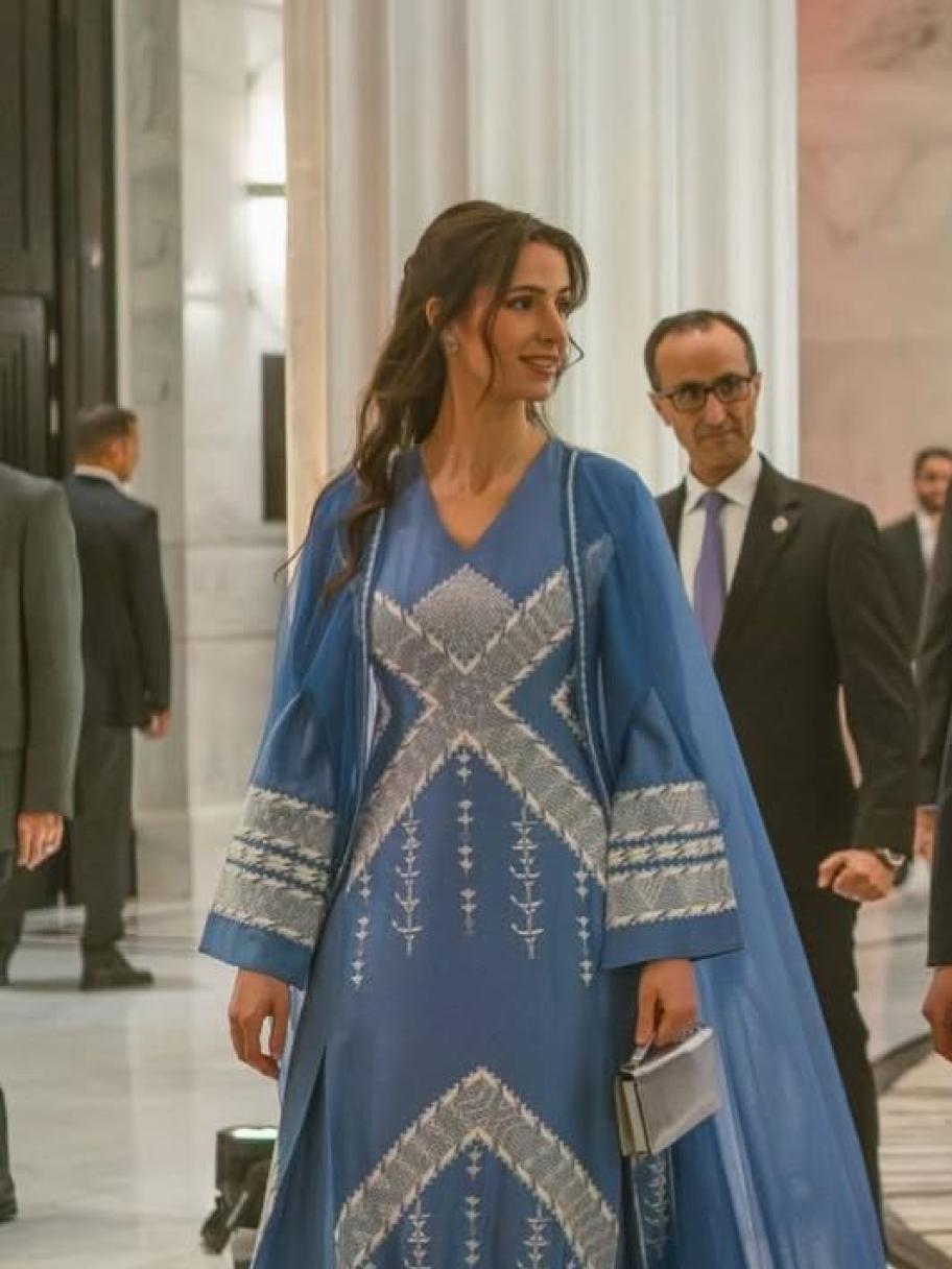 الأميرة رجوة بثوب تقليدي من ايمان الأحمد وحقيبة فالنتينو 