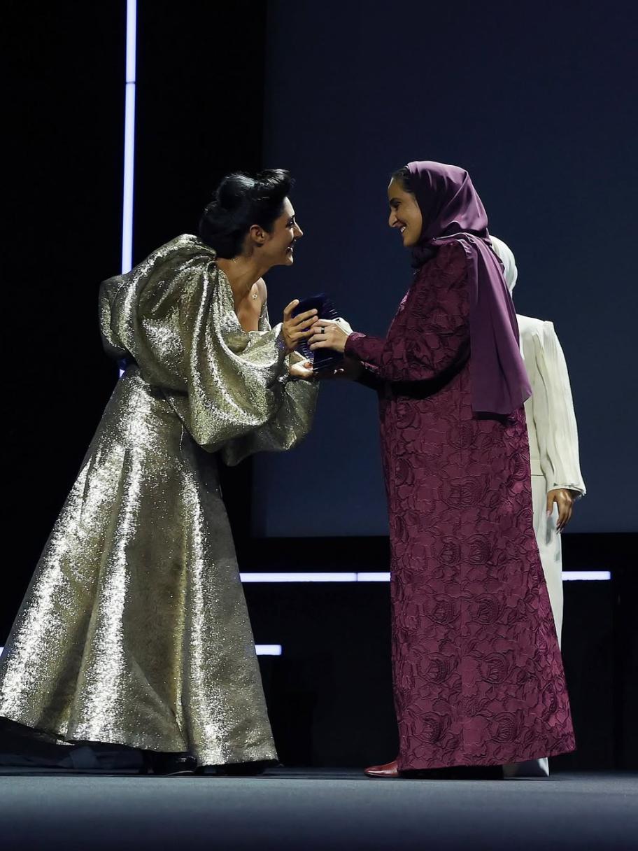 الشيخة المياسة بعباية باللون البورغندي مخرمة بأسلوب دقيق 