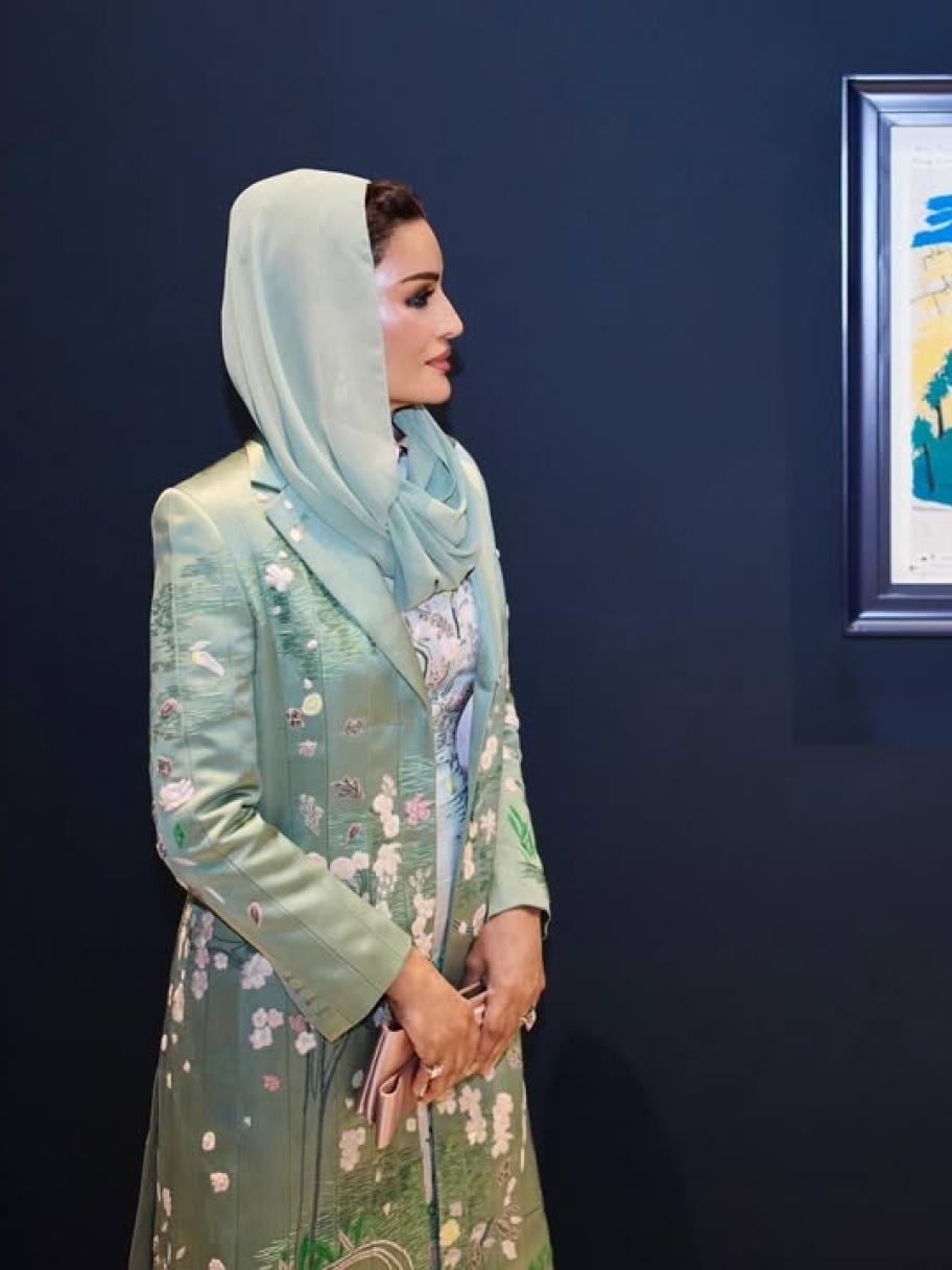 أناقة الشيخة موزا بفستان ومعطف بدرجات الأخضر الهادئ ولمسة وردية 
