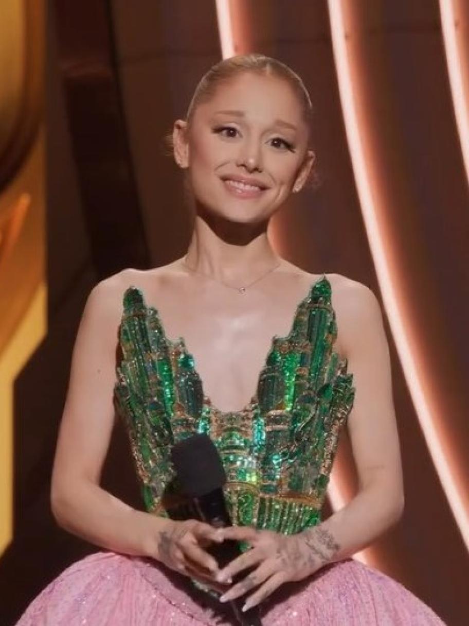 أريانا غراندي بفستان مستوحى من "مدينة الزمرد" من راهول ميشرا 