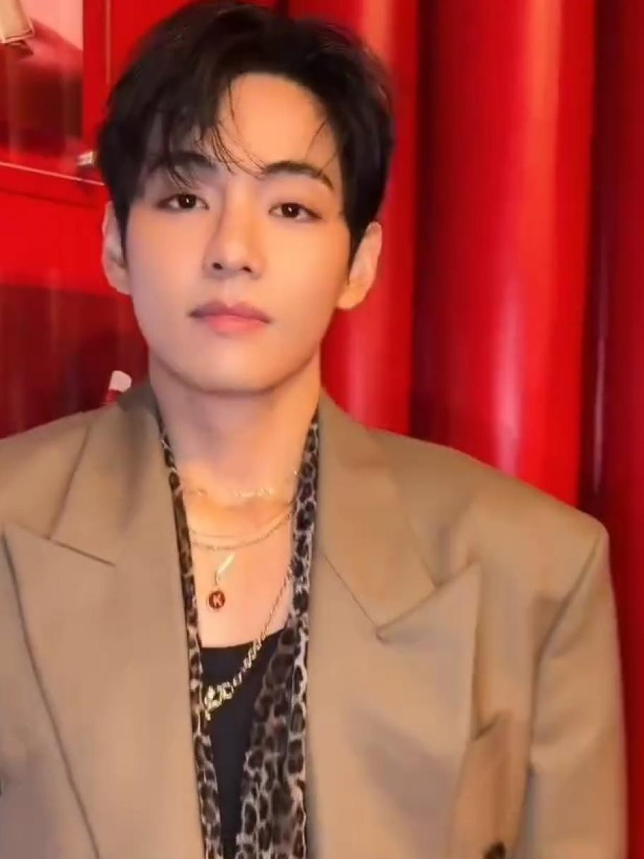 إطلالة كيم تايهيونغ في لوس أنجلوس بطابع Classic Old Money