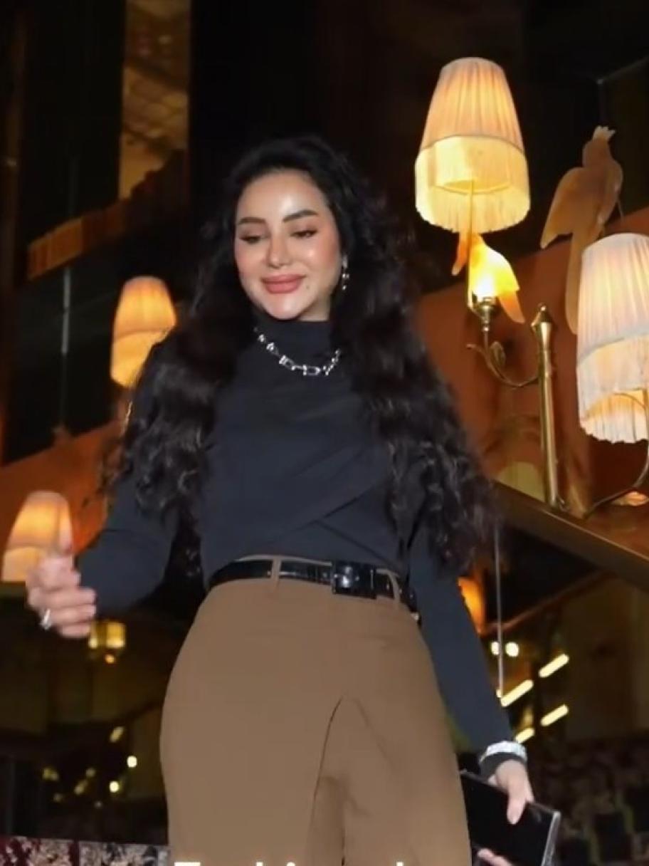 لوك عصري وأنيق: لجين عمران ببنطلون بقصة مبتكرة من ليم 