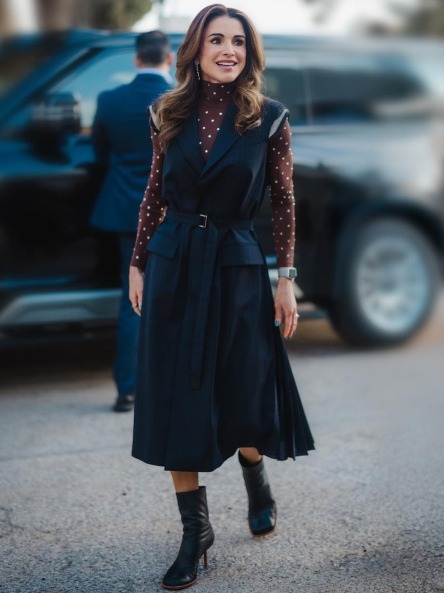 الملكة رانيا تعتمد فستان Vest كحلي مع توب Rabanne بنقشة البولكا