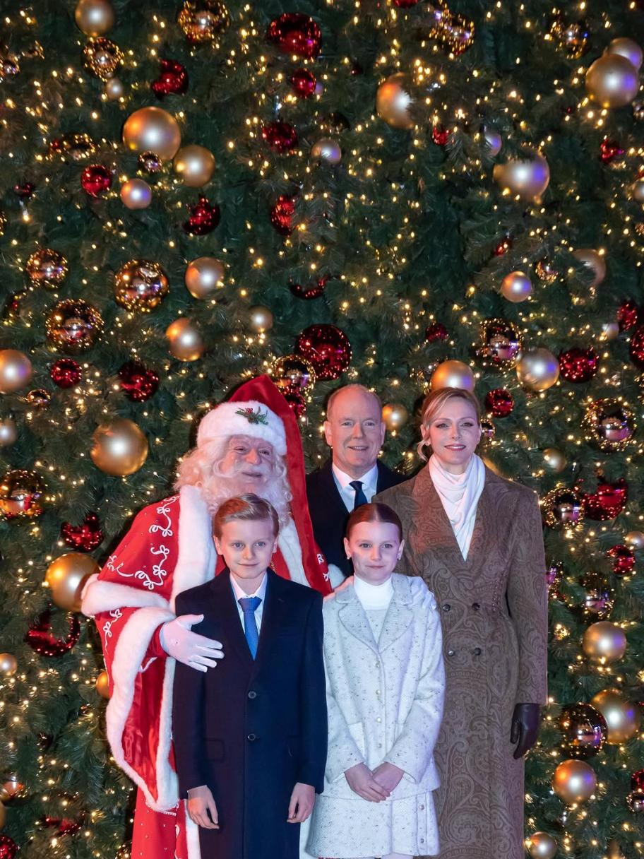 إطلالات الأميرة شارلين وابنتها في حفل إضاءة ساحة موناكو