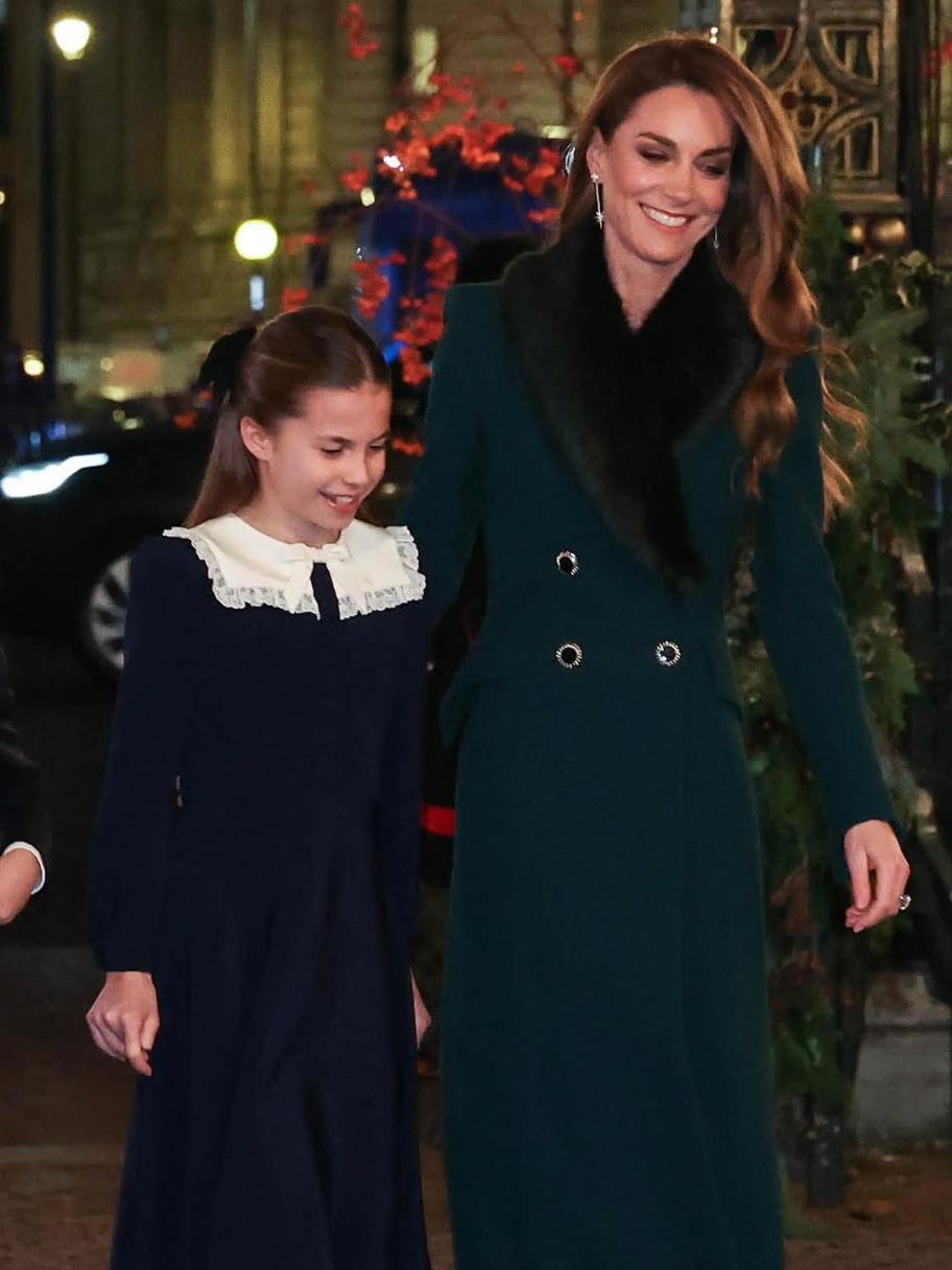 معطف كيت ميدلتون الأخضر وتنسيق تنورة التارتان من ميو ميو