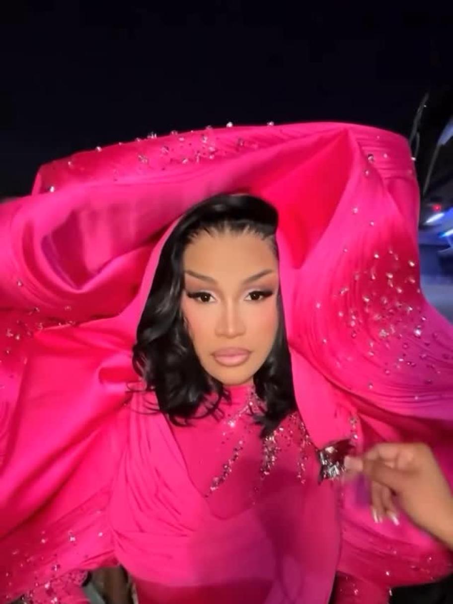 كاردي بي بـ Bodysuit غوراف غوبتا في أول ظهور لها بالسعودية